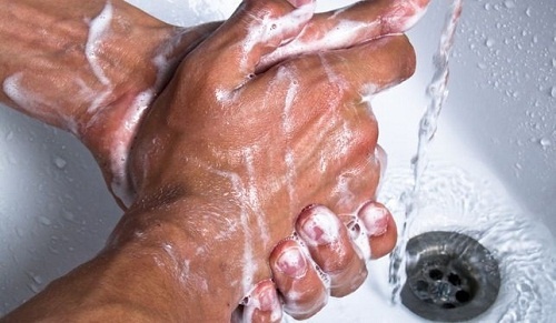 As  mulheres que usam banheiros públicos devem lavar bem as mãos