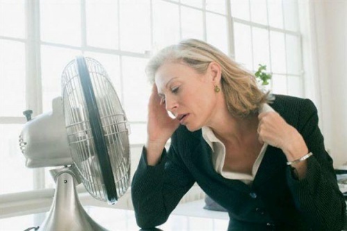 Oas ondas de calor são coisas que você deve saber sobre a menopausa