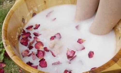 Tenha pés macios e sem calos usando leite e sal