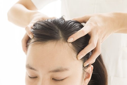 Talco de bebê pode ser utilizado para acabar com a oleosidade no cabelo.