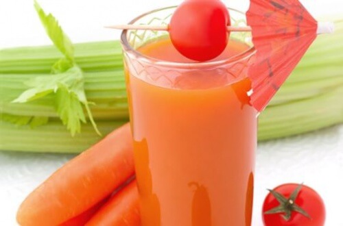 Suco de aipo, cenoura e linhaça para fortalecer o cólon Suco de aipo, cenoura e linhaça para fortalecer o cólon