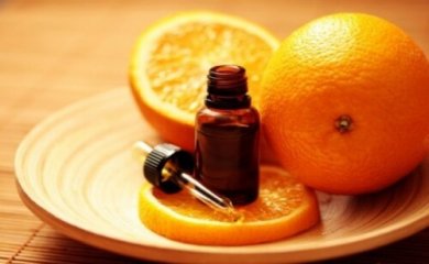 Óleo de laranja para tratar os fungos nas unhas
