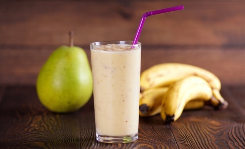 Suco de banana e pera para aliviar gastrite