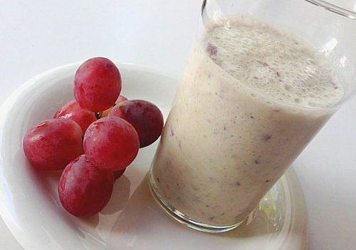 Deliciosas vitaminas caseiras com uvas e aveia para o coração Deliciosas vitaminas caseiras com uvas e aveia para o coração