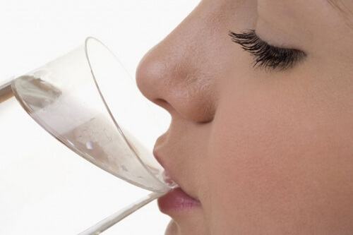 7 sinais de que você deve beber água imediatamente