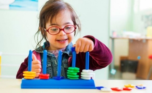 Menina com síndrome de Down