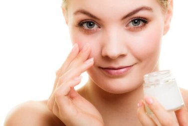 Conselhos para prevenir as rugas no contorno dos olhos e um sérum natural