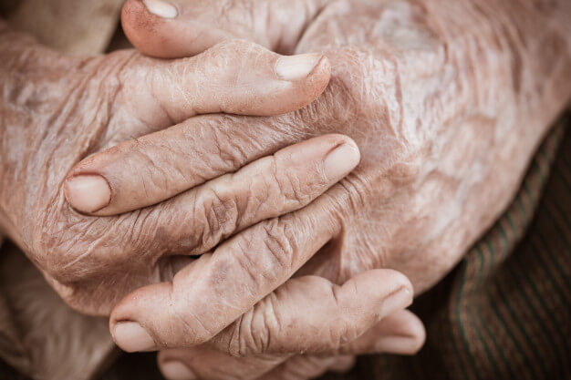 Mãos pessoa com doença de Alzheimer