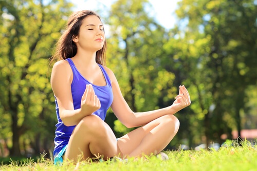Mulher meditando