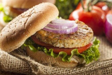 Como preparar hambúrgueres saudáveis de lentilhas e quinoa