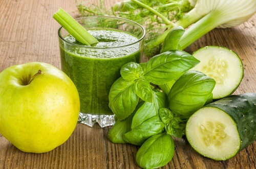 Suco verde de maçã, pepino e gengibre para perder peso