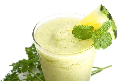O suco de abacaxi, pepino e aloe vera é um dos melhores sucos para emagrecer