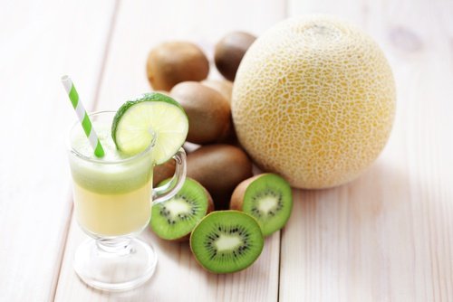 O suco de kiwi e melão está entre os melhores sucos para emagrecer