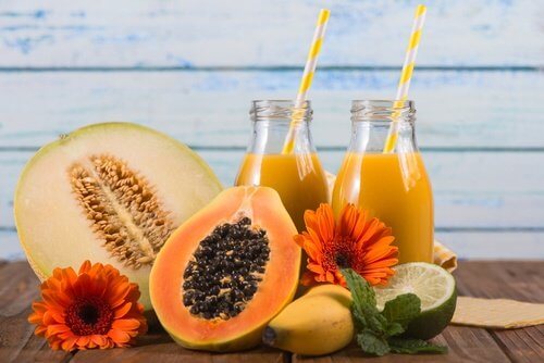 O suco de melão, abacaxi e mamão está entre os melhores sucos para emagrecer
