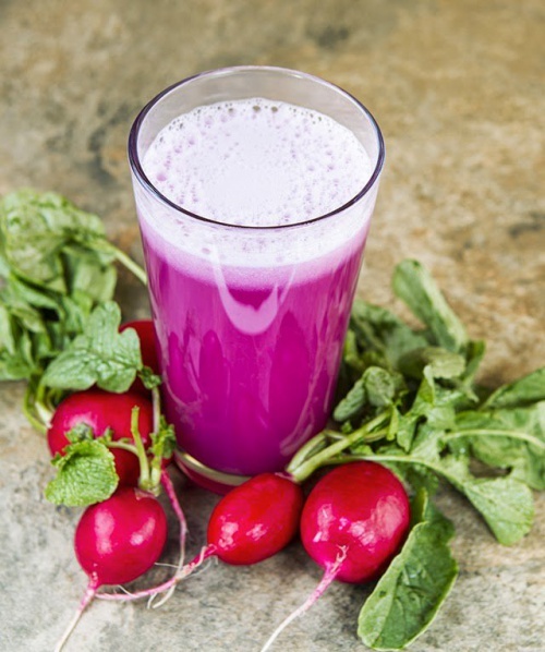 Depurar o fígado com suco de cenoura, maçã e rabanete