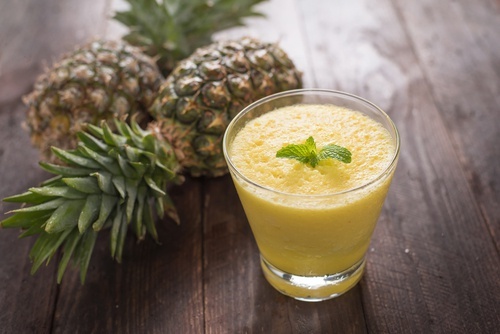 Batido detox de babosa, maçã e abacaxi