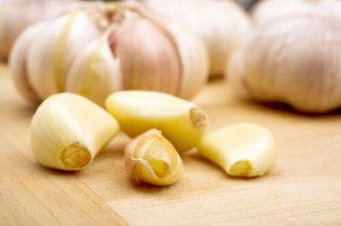 8 maneiras de usar o alho para melhorar a saúde e beleza