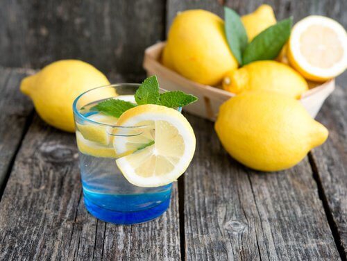 Água com limão para combater sintomas de hipotireoidismo