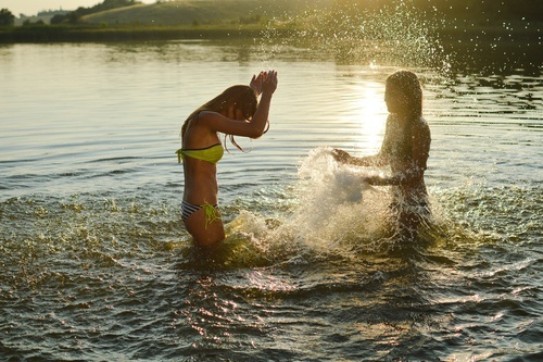 Brincando na água fria