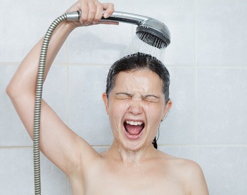 Mulher tomando ducha fria