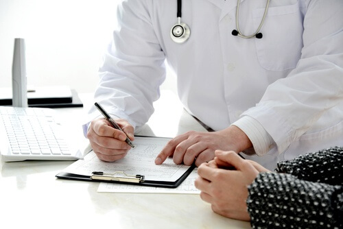 Médico revisando historial de paciente