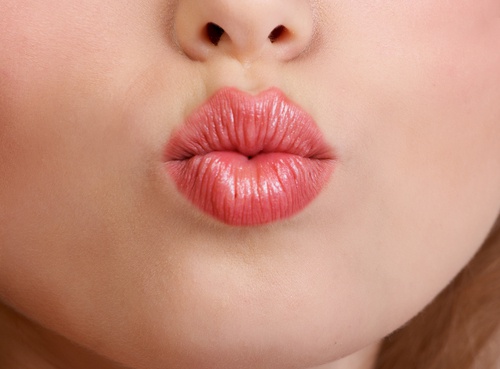 Labios atraentes dando um beijo