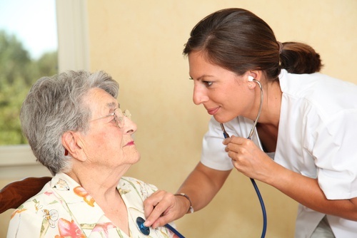 Médica avaliando saúde cardiaca de idosa