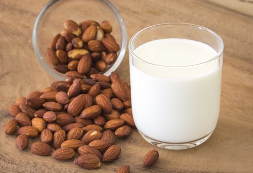 Aprenda a fazer o leite de amêndoas e de coco em casa