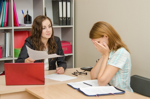 Colega de trabalho triste pela crítica da mulher
