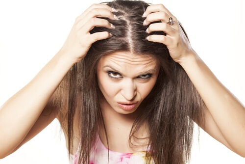 Suco de cebola para controlar a queda de cabelo da mulher