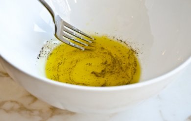 Remédio com limão, azeite de oliva e pimenta-do-reino