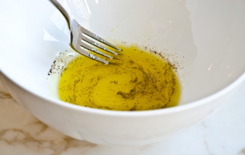 Remédio com limão, azeite de oliva e pimenta-do-reino
