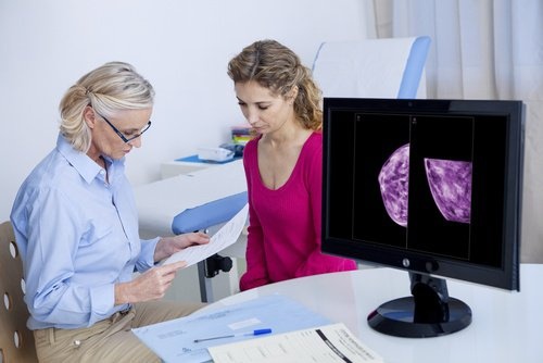 Medica olhando resultados de uma mamografia