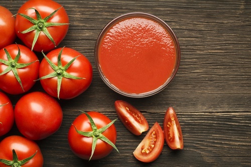 Loção de tomate para reduzir os poros dilatados