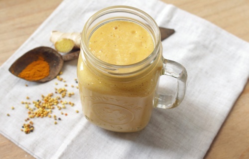 Batida natural de laranja, cenoura e cúrcuma para a artrite