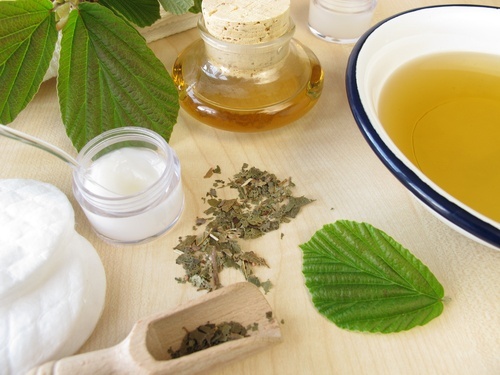 como-preparar-um-adstringente-de-ervas-para-a-pele-oleosa
