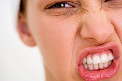 Mulher-mostrando-os-dentes