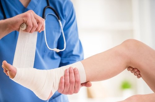 Medico-colocando-faixa-no-pe