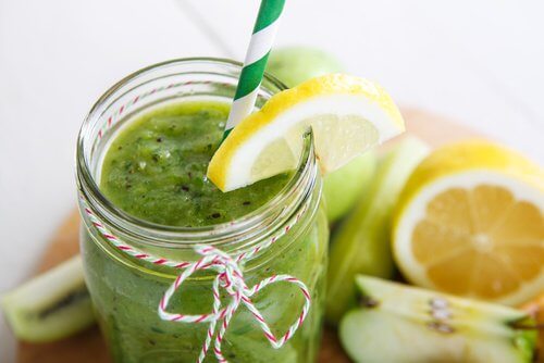 Suco de espinafre, maçã e limão para reduzir a gordura abdominal Suco de espinafre, maçã e limão para reduzir a gordura abdominal