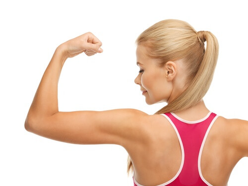 Mulher-mostrando-musculos