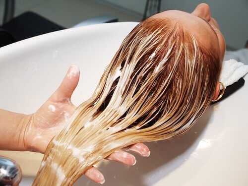 Tratamento do cabelo com creme nutritivo