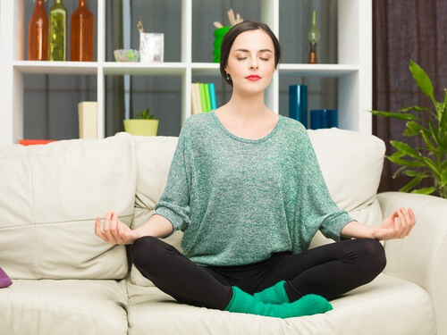 Mulher fazendo uma meditação anti-estresse 
