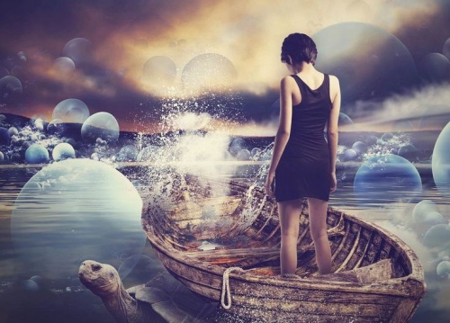 Mulher refletindo e se encontrando com ela mesma