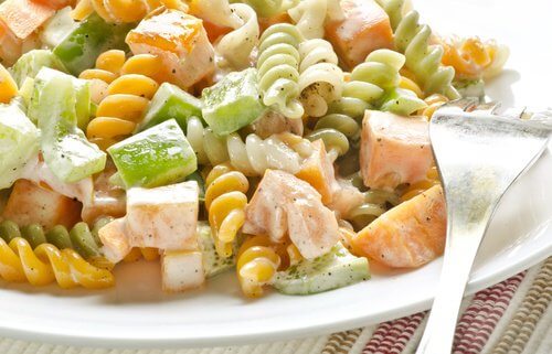 Salada de macarrão ao molho pesto para aumentar o colesterol bom
