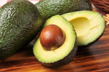 7 razões para nunca mais jogar fora as sementes de abacate