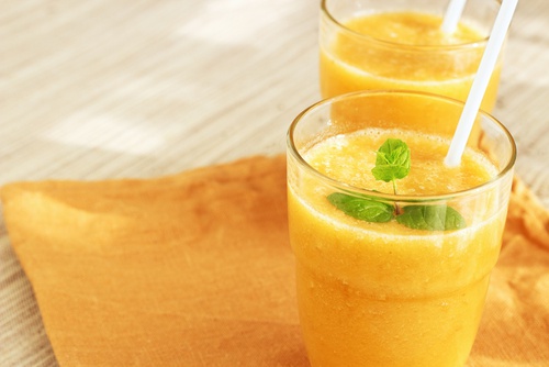 Como preparar um delicioso suco de laranja para ficar em forma e se energizar