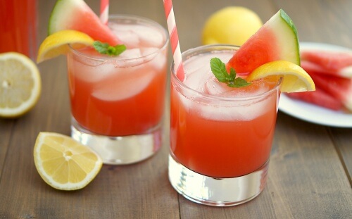 Suco de morango, limão e melancia para a inflamação