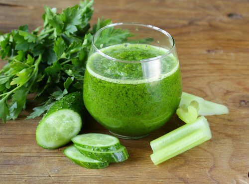 Suco verde de aipo para combater a constipação