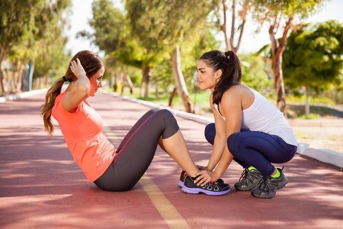Mulher fazendo exercícios para evitar doenças renais