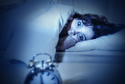 Mulher que não consegue dormir